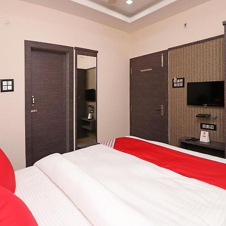 Oyo 11723 Hotel Barney Grand Guwahati Exteriör bild