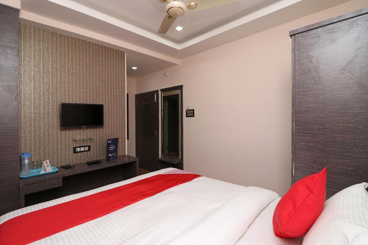 Oyo 11723 Hotel Barney Grand Guwahati Exteriör bild