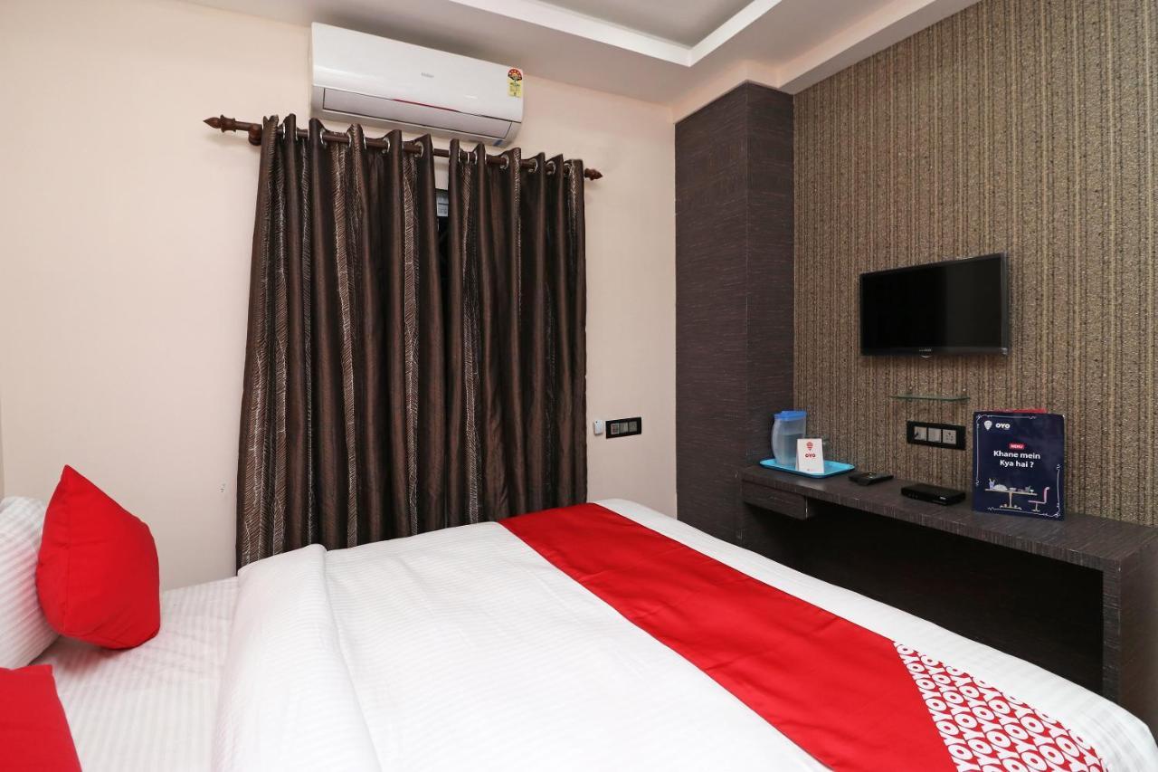 Oyo 11723 Hotel Barney Grand Guwahati Exteriör bild