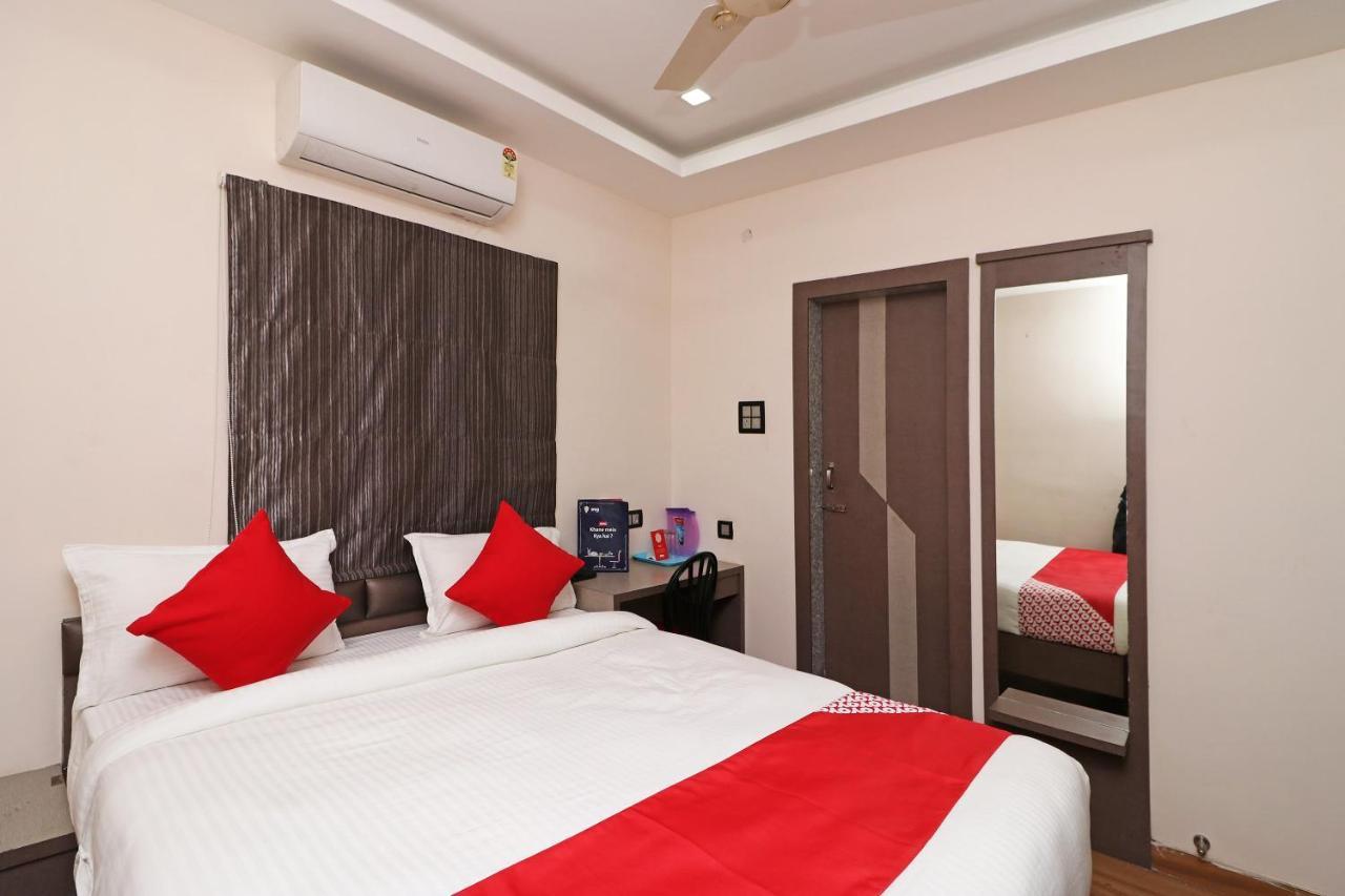 Oyo 11723 Hotel Barney Grand Guwahati Exteriör bild