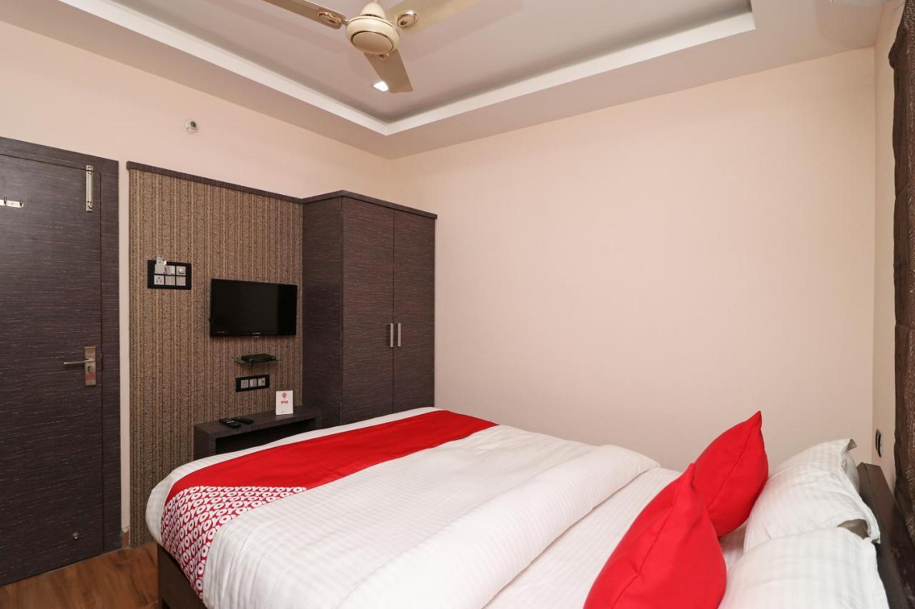 Oyo 11723 Hotel Barney Grand Guwahati Exteriör bild